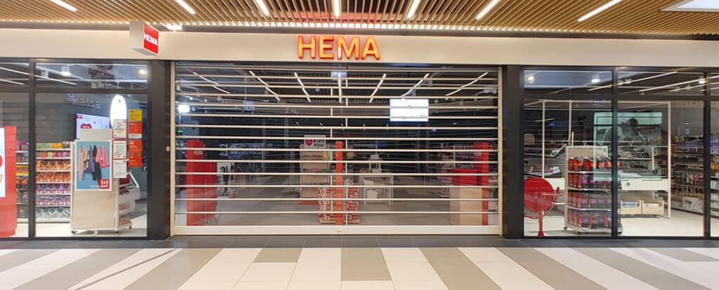 Le magasin HEMA équipé de volets de sécurité transparents