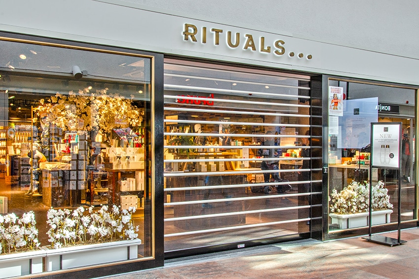 Le magasin Rituals équipé de volets de sécurité transparents