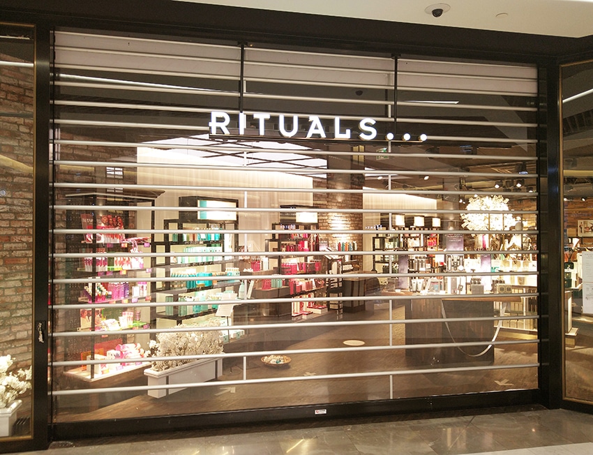 Boutique Rituals équipée de volets roulants transparents par security shutters